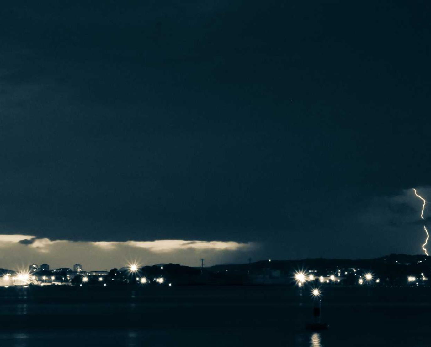 AG亚游使用社交媒体如Facebook和Twitter来推广企业